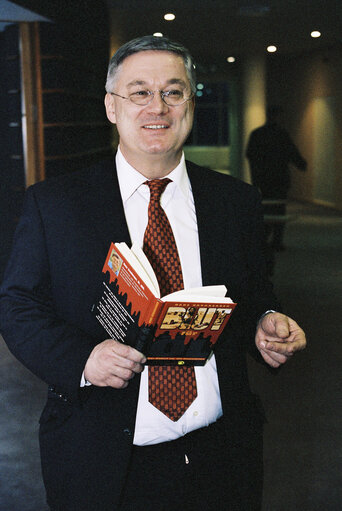 Fotografia 12: Portrait of MEP Hans KRONBERGER at the European Parliament in Brussels