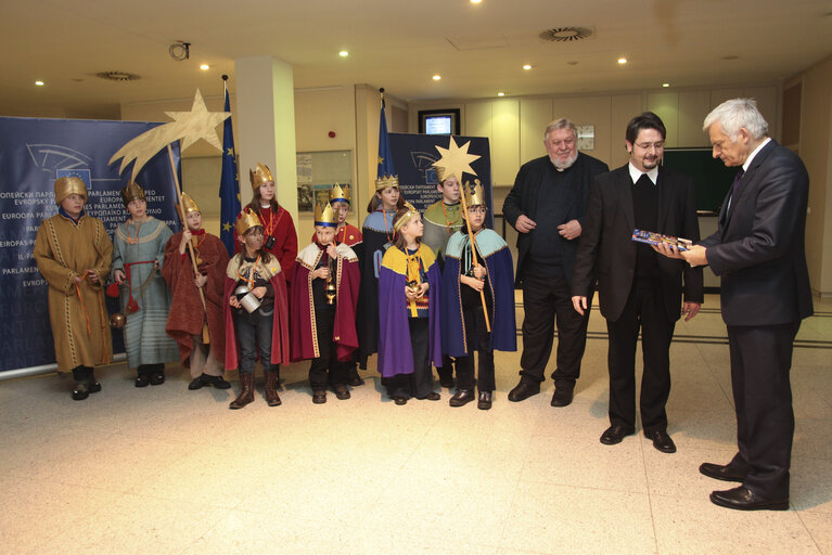 Zdjęcie 1: EP President meets a group of Christmas Carol Singers.