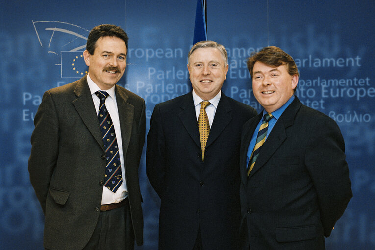 Foto 5: Pat COX, EP President with guests from Limerick