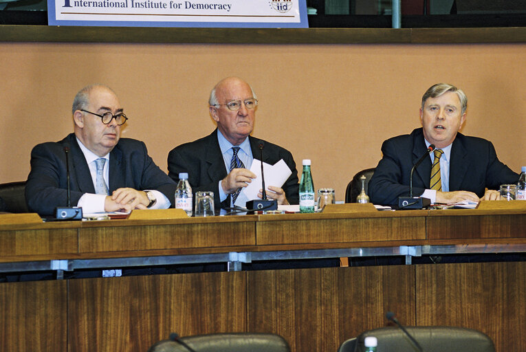 Photo 3 : Round Table of International Institute for Democracy