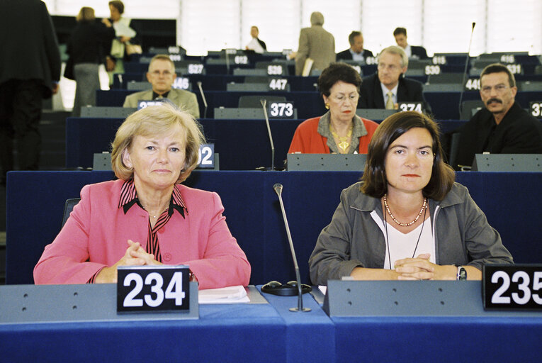 Foto 5: MEPs Glenys KINNOCK and Eluned MORGAN in Plenary Session in Strasbourg in September 2002