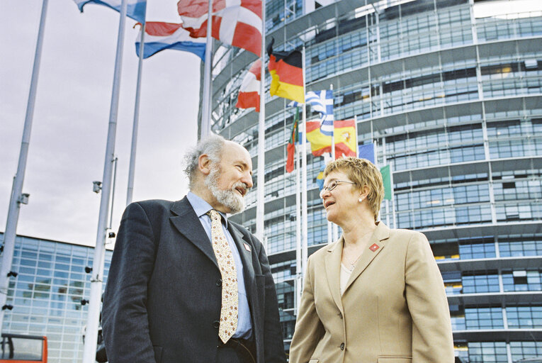 Valokuva 19: MEPs Phillip WHITEHEAD and Ewa HEDKVIST PETERSEN in front of the European Parliament in Strasbourg