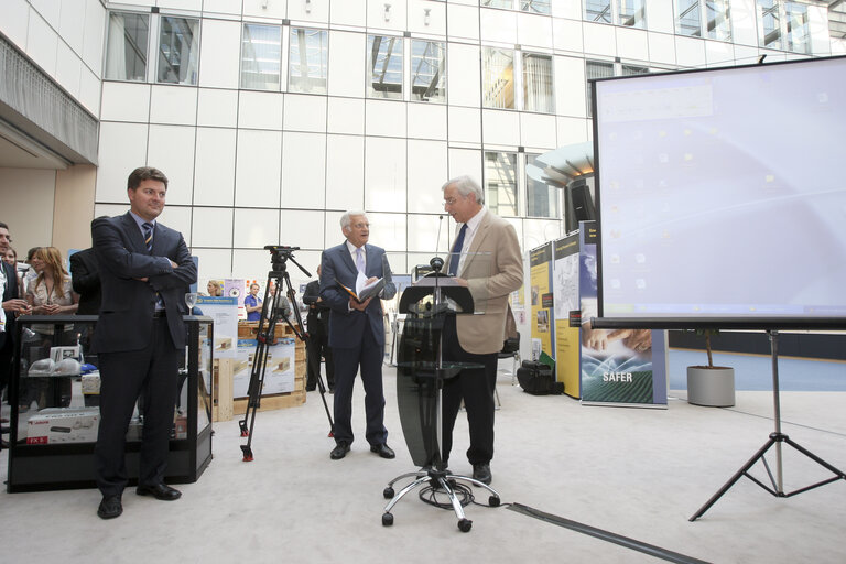 Foto 25: Award ceremony for children in relation to the forum for combating contraband, counterfeiting and organised crime