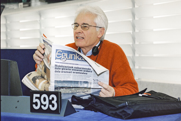 Fotografie 15: MEP Koldo GOROSTIAGA ATXALANDABASO reading a newspaper in Plenary Session in Strasbourg