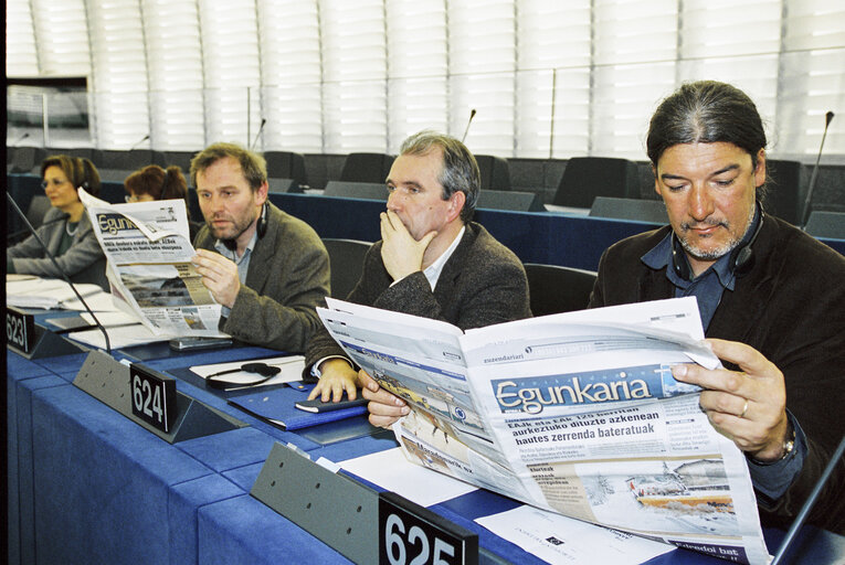 Fotografie 13: MEP Jan DHAENE reading a newspaper in Plenary Session in Strasbourg