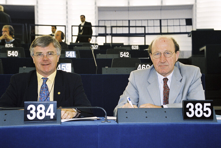 Fotografie 8: MEPs Ian HUDGHTON and Professor Sir Neil MacCORMICK in Plenary Session in Strasbourg in September 2002