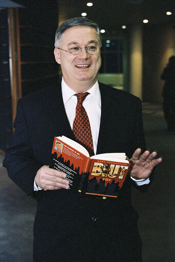 Fotografia 11: Portrait of MEP Hans KRONBERGER at the European Parliament in Brussels