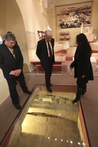 Fotografi 12: Valletta Malta, President of the European Parliament Prof. Jerzy Buzek  is shown around Museum of Archaeology in Valletta. Prof Buzek is in Malta on a two day official visit.