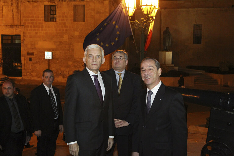 Fotografi 49: Valletta Malta, President of the European Parliament Prof. Jerzy Buzek (L) welcomed by Dr Lawrence Gonzi (R) before official talks. Prof Buzek is in Malta on a two day official visit.