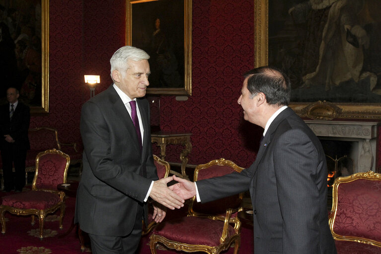 Fotografi 39: Valletta Malta, President of the European Parliament Prof. Jerzy Buzek (L) meets with President of Malta, Dr. George Abela (R). Prof Buzek is in Malta on a two day official visit.