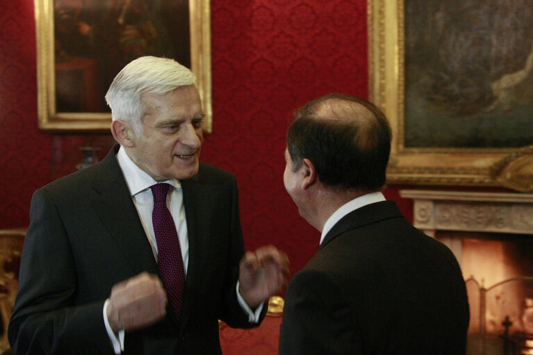 Fotografi 35: Valletta Malta, President of the European Parliament Prof. Jerzy Buzek (L) meets with President of Malta, Dr. George Abela (R). Prof Buzek is in Malta on a two day official visit.