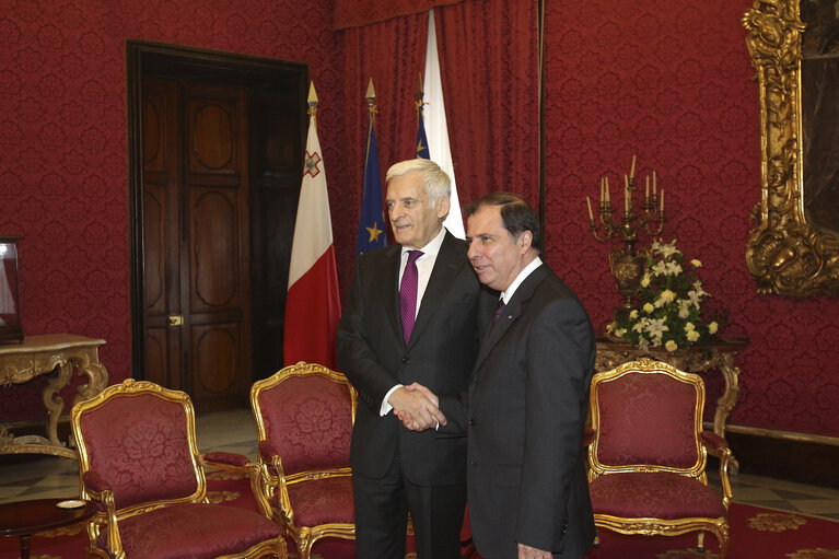 Fotografi 33: Valletta Malta, President of the European Parliament Prof. Jerzy Buzek (L) meets with President of Malta, Dr. George Abela (R). Prof Buzek is in Malta on a two day official visit.