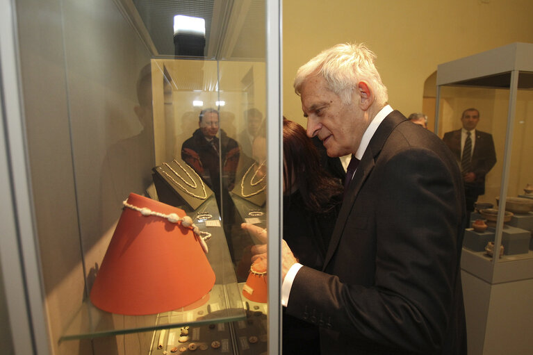 Fotografi 11: Valletta Malta, President of the European Parliament Prof. Jerzy Buzek  is shown around Museum of Archaeology in Valletta. Prof Buzek is in Malta on a two day official visit.