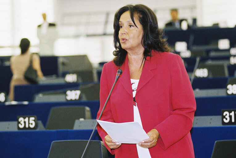 Foto 6: MEP Luciana SBARBATI speaks during a plenary session in Strasbourg