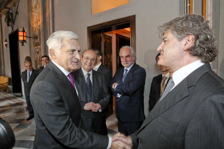 Fotografi 43: Valletta Malta, President of the European Parliament Prof. Jerzy Buzek (L) meets with the Maltese Foreign and European Affairs Committee. Prof Buzek is in Malta on a two day official visit.