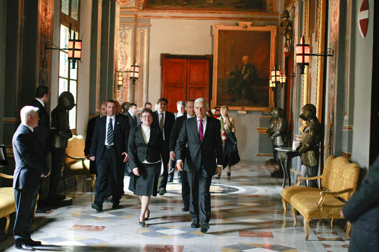 Fotografi 17: Valletta Malta, President of the European Parliament Prof. Jerzy Buzek walking the halls of the Palace in Valletta. Prof Buzek is in Malta on a two day official visit.