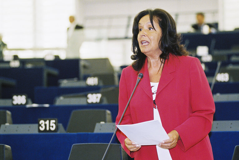 Foto 9: MEP Luciana SBARBATI speaks during a plenary session in Strasbourg