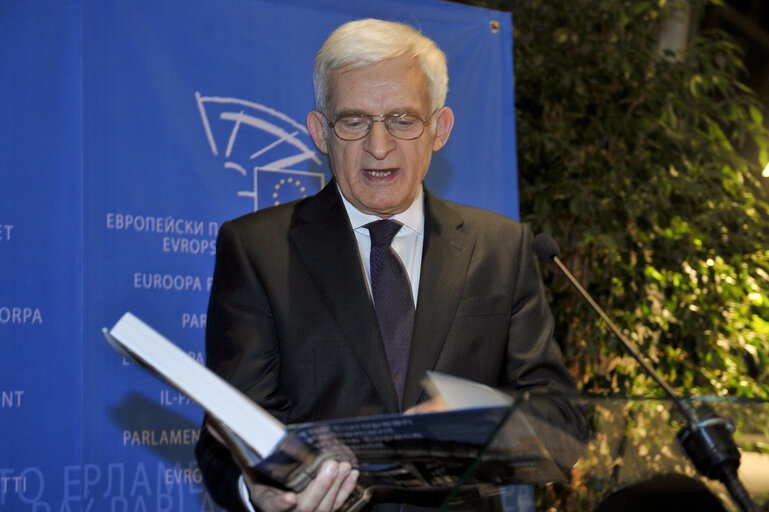 Jerzy BUZEK, EP President presente guide - book