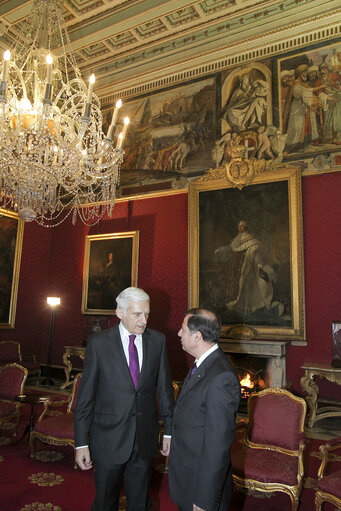 Fotografi 36: Valletta Malta, President of the European Parliament Prof. Jerzy Buzek (L) meets with President of Malta, Dr. George Abela (R). Prof Buzek is in Malta on a two day official visit.