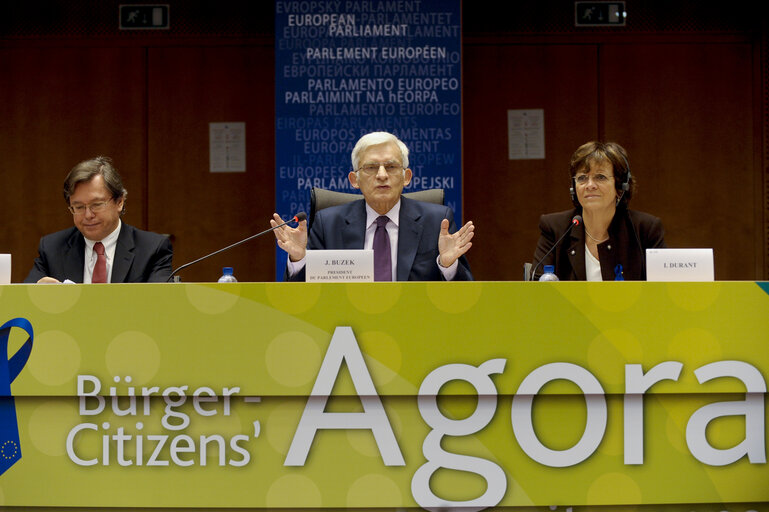 Zdjęcie 11: Opening session of the third Citizen's AGORA on poverty and crisis.