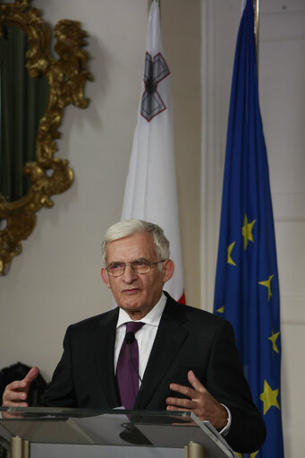 Fotografi 25: Valletta Malta, President of the European Parliament Prof. Jerzy Buzek (L) and Dr Lawrence Gonzi (Unseen) give a press conference after official talks. Prof Buzek is in Malta on a two day official visit.