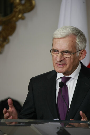 Fotografi 24: Valletta Malta, President of the European Parliament Prof. Jerzy Buzek (L) and Dr Lawrence Gonzi (Unseen) give a press conference after official talks. Prof Buzek is in Malta on a two day official visit.