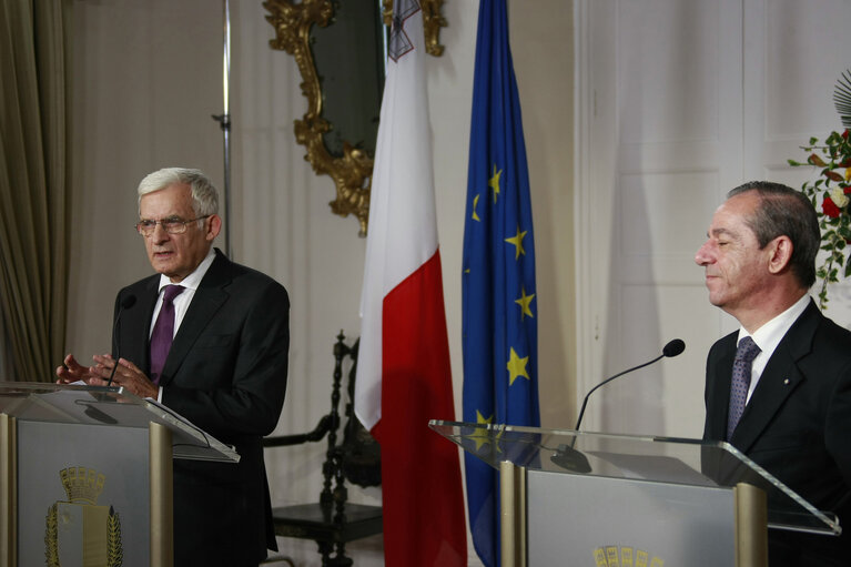 Fotografi 23: Valletta Malta, President of the European Parliament Prof. Jerzy Buzek (L) and Dr Lawrence Gonzi (R) give a press conference after official talks. Prof Buzek is in Malta on a two day official visit.