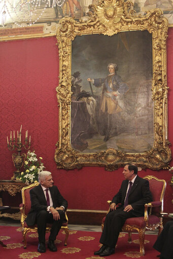 Fotografi 34: Valletta Malta, President of the European Parliament Prof. Jerzy Buzek (L) meets with President of Malta, Dr. George Abela (R). Prof Buzek is in Malta on a two day official visit.