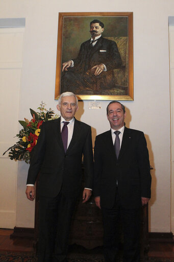 Fotografi 48: Valletta Malta, President of the European Parliament Prof. Jerzy Buzek (L) welcomed by Dr Lawrence Gonzi (R) before official talks. Prof Buzek is in Malta on a two day official visit.