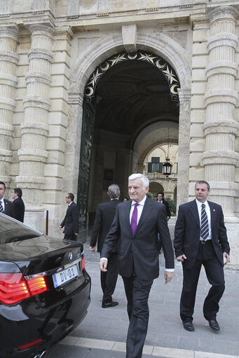 Fotografi 14: Valletta Malta, President of the European Parliament Prof. Jerzy Buzek Leaves the Palace in Valletta after talks. Prof Buzek is in Malta on a two day official visit.