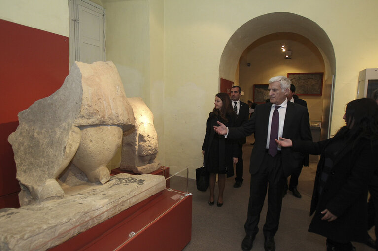 Fotografi 9: Valletta Malta, President of the European Parliament Prof. Jerzy Buzek  is shown around Museum of Archaeology in Valletta. Prof Buzek is in Malta on a two day official visit.