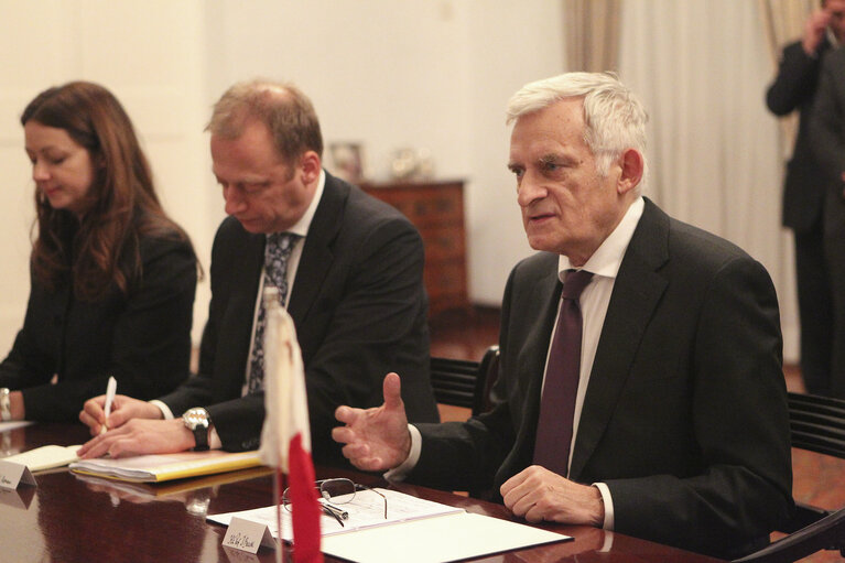 Fotografi 7: Valletta Malta, President of the European Parliament Prof. Jerzy Buzek (R) speaks with Dr Lawrence Gonzi (Unseen) during official talks. Prof Buzek is in Malta on a two day official visit.