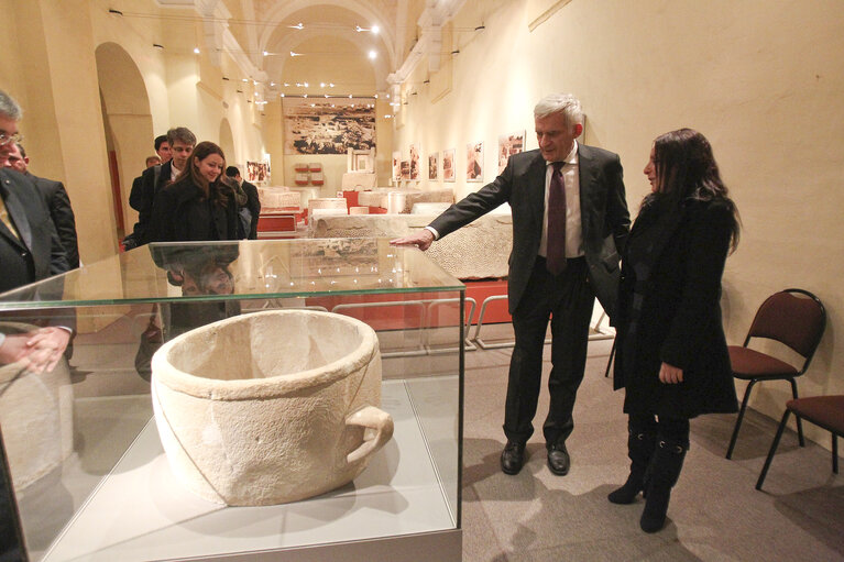 Fotografi 10: Valletta Malta, President of the European Parliament Prof. Jerzy Buzek  is shown around Museum of Archaeology in Valletta. Prof Buzek is in Malta on a two day official visit.