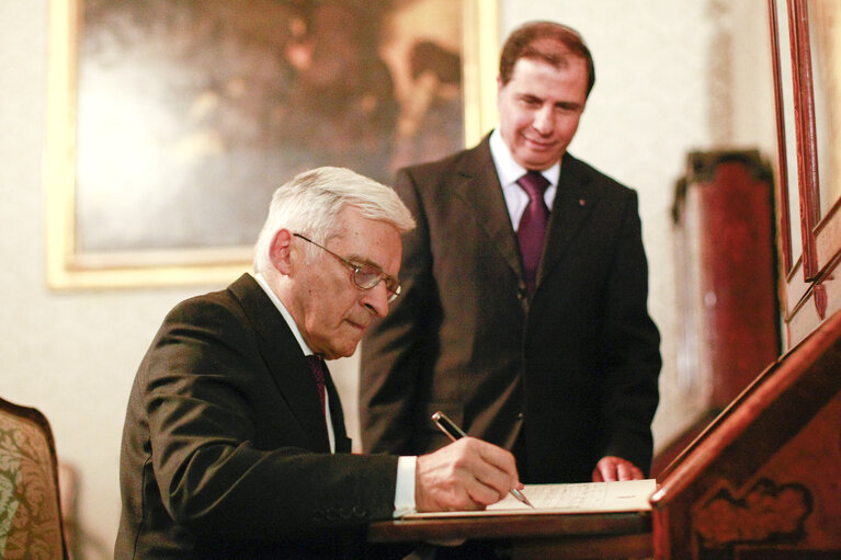 Fotografi 44: Valletta Malta, President of the European Parliament Prof. Jerzy Buzek (L) signs the visitors book wile The President of Malta Dr. George Abela (R) looks on. Prof Buzek is in Malta on a two day official visit.