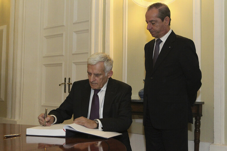 Fotografi 45: Valletta Malta, President of the European Parliament Prof. Jerzy Buzek (L) welcomed by Dr Lawrence Gonzi (R) before official talks. Prof Buzek is in Malta on a two day official visit.