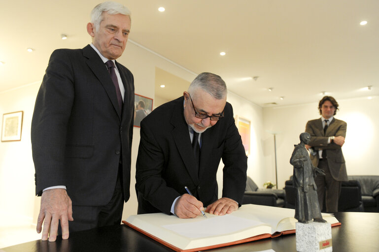 Fotografie 2: EP president Jerzy BUZEK receives Abdelwahed RADI