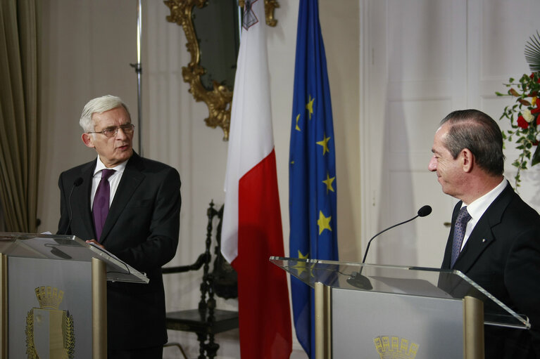 Fotografi 21: Valletta Malta, President of the European Parliament Prof. Jerzy Buzek (L) and Dr Lawrence Gonzi (R) give a press conference after official talks. Prof Buzek is in Malta on a two day official visit.