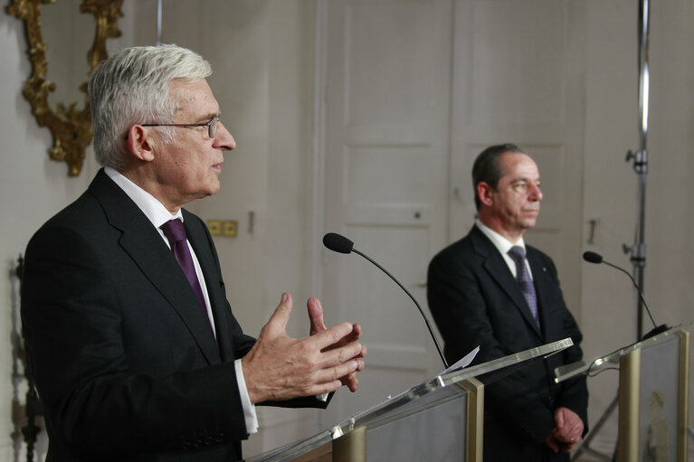 Fotografi 20: Valletta Malta, President of the European Parliament Prof. Jerzy Buzek (L) and Dr Lawrence Gonzi (R) give a press conference after official talks. Prof Buzek is in Malta on a two day official visit.