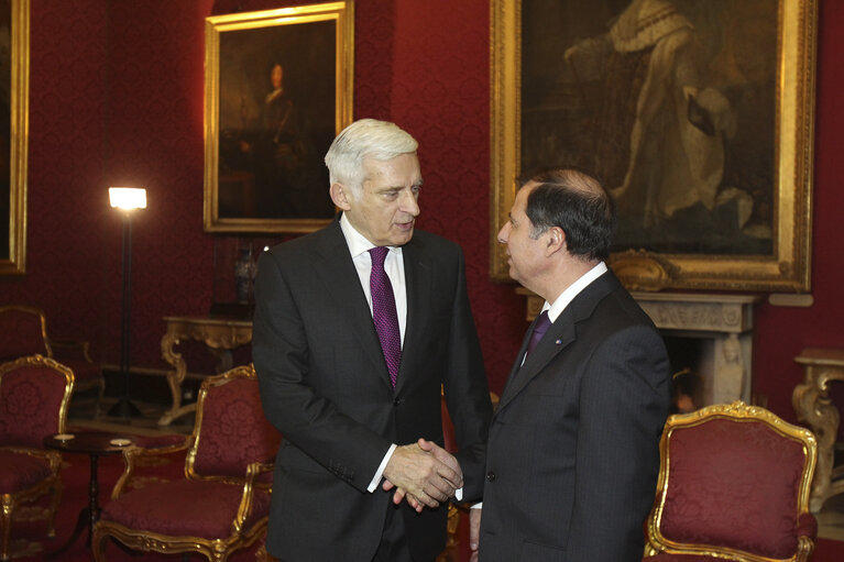 Fotografi 38: Valletta Malta, President of the European Parliament Prof. Jerzy Buzek (L) meets with President of Malta, Dr. George Abela (R). Prof Buzek is in Malta on a two day official visit.