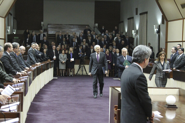 Fotografi 13: Valletta Malta, President of the European Parliament Prof. Jerzy Buzek enters the Parliament of Malta to address the house of representatives . Prof Buzek is in Malta on a two day official visit.