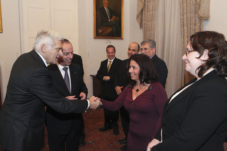 Fotografi 46: Valletta Malta, President of the European Parliament Prof. Jerzy Buzek (L) welcomed by Dr Lawrence Gonzi (R) before official talks. Prof Buzek is in Malta on a two day official visit.