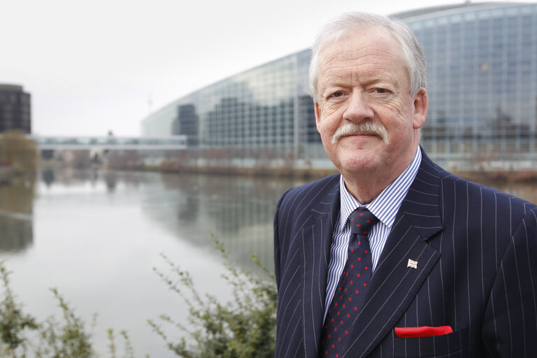 Portrait MEP Roger HELMER