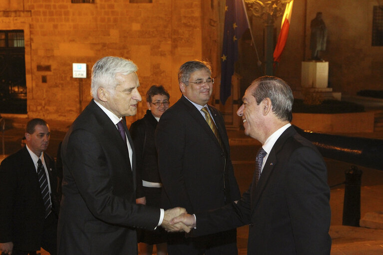 Fotografi 47: Valletta Malta, President of the European Parliament Prof. Jerzy Buzek (L) welcomed by Dr Lawrence Gonzi (R) before official talks. Prof Buzek is in Malta on a two day official visit.