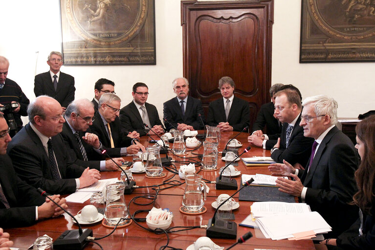 Fotografi 50: Valletta Malta, President of the European Parliament Prof. Jerzy Buzek (R) meets with the Maltese Foreign and European Affairs Committee. Prof Buzek is in Malta on a two day official visit.