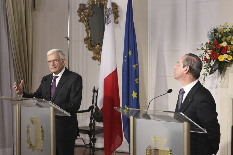 Fotografi 22: Valletta Malta, President of the European Parliament Prof. Jerzy Buzek (L) and Dr Lawrence Gonzi (R) give a press conference after official talks. Prof Buzek is in Malta on a two day official visit.