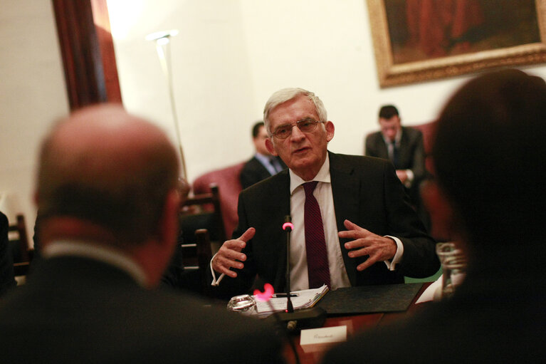 Fotografi 15: Valletta Malta, President of the European Parliament Prof. Jerzy Buzek meets with the Maltese Foreign and European Affairs Committee. Prof Buzek is in Malta on a two day official visit.