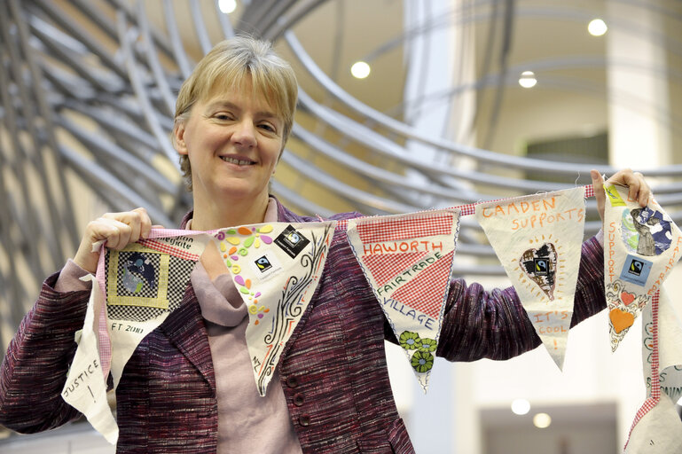 Fotografie 15: Meps with Fair Trade props