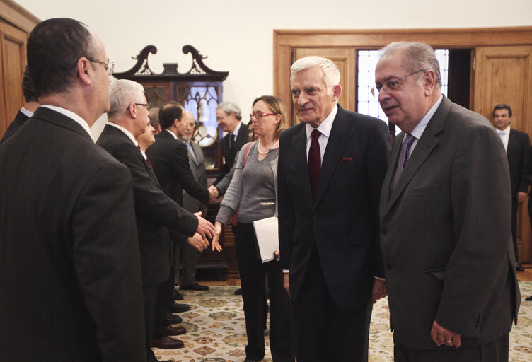 Fotagrafa 17: President of the European Parliament Jerzy Bruzek, center, visits with Portuguese Parliament's President Jaime Gama, on the right, the Pal·cio de S„o Bento, the Parliament building in Lisbon on February 17, 2011.