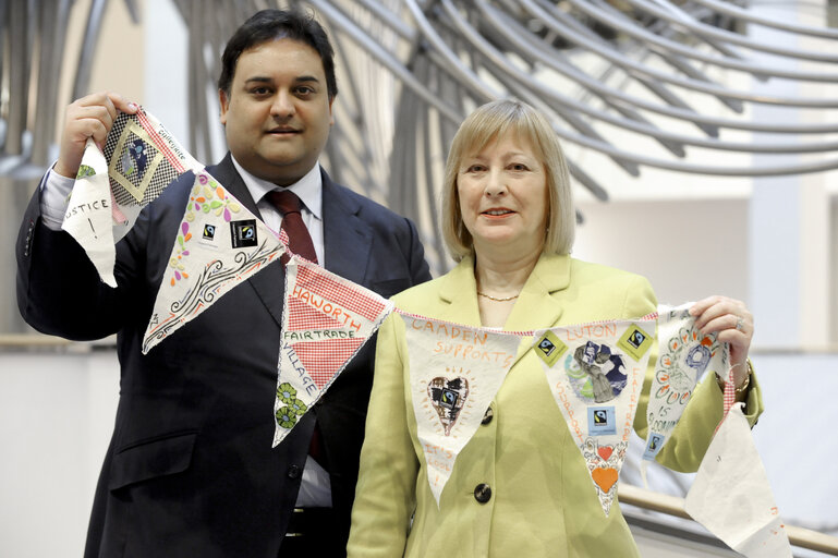 Foto 3: Meps with Fair Trade props