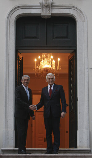 Fotagrafa 16: President of the European Parliament Jerzy Bruzek, center, shakes hands with Portuguese Prime Minister, Jose Socrates at the Pal·cio de S„o Bento, the Parliament building in Lisbon on February 17, 2011.